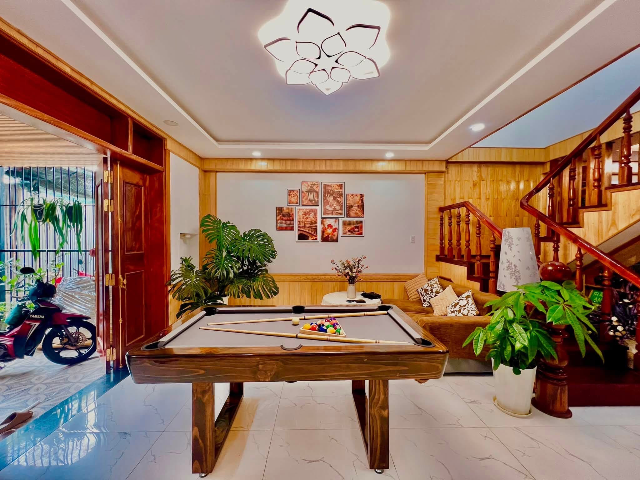 bàn bida gỗ thông Choper SN màu nâu óc chó phòng khách ốp gỗ
