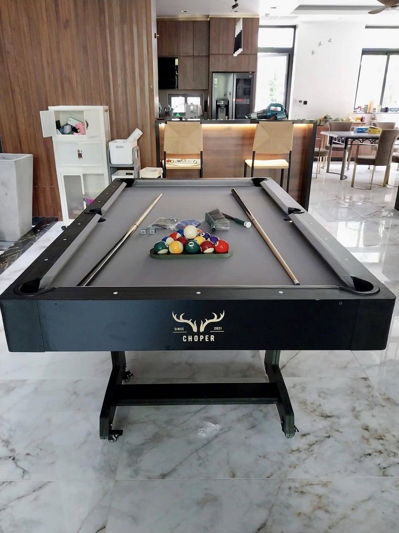 Bàn bida mini Choper gỗ đen gấp gọn, nỉ xám, đặt trong phòng khách kèm bộ bi, 2 cơ và chổi vệ sinh